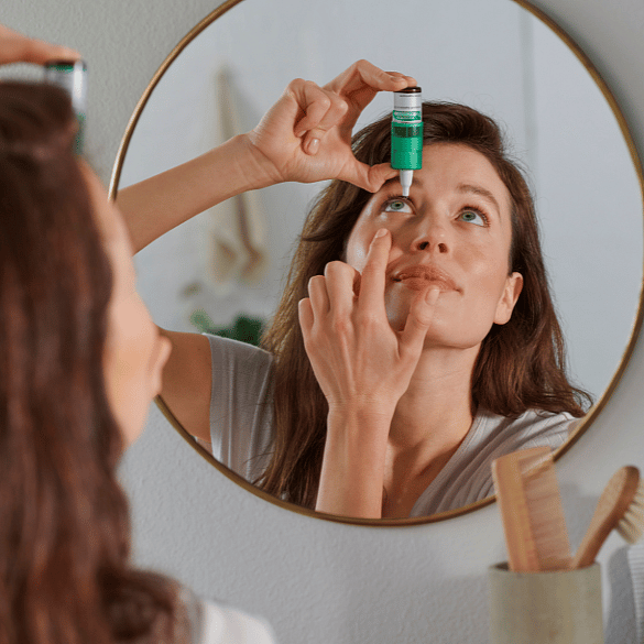 Vrouw doet oogdruppels in