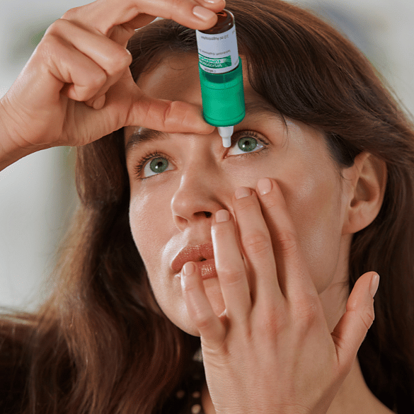 Vrouw brengt druppels aan in oog