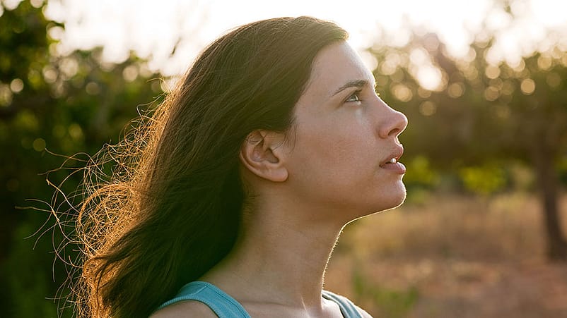 Frau in der Abendsonne