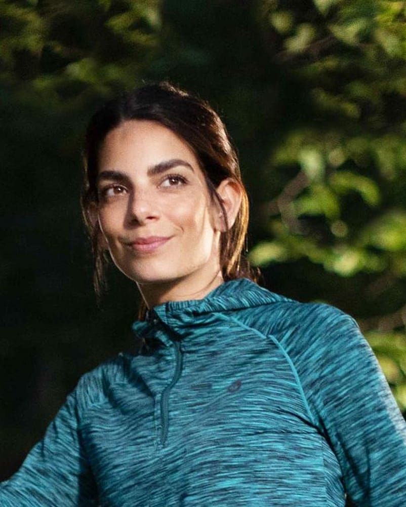 Sportliche Frau am Baum