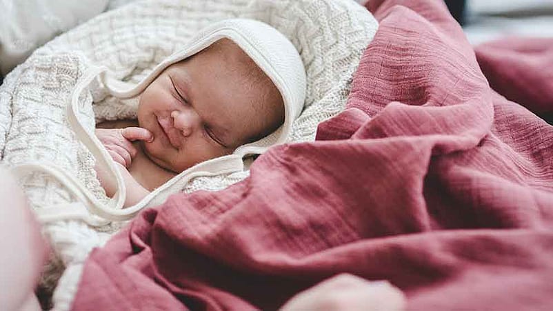 Neugeborenes schläft entspannt