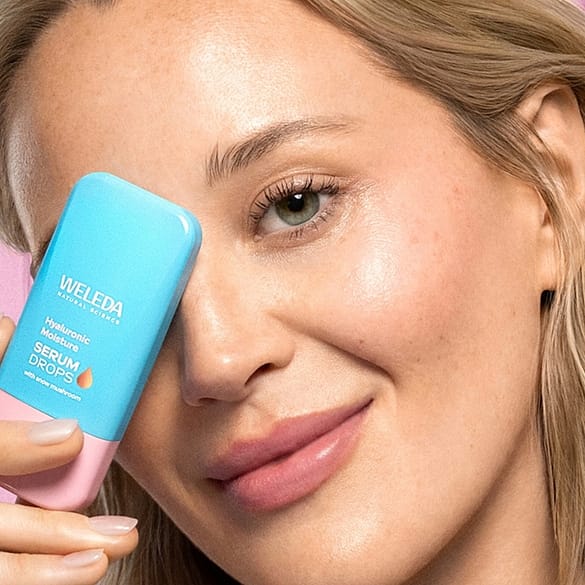 Femme tenant le produit devant son visage