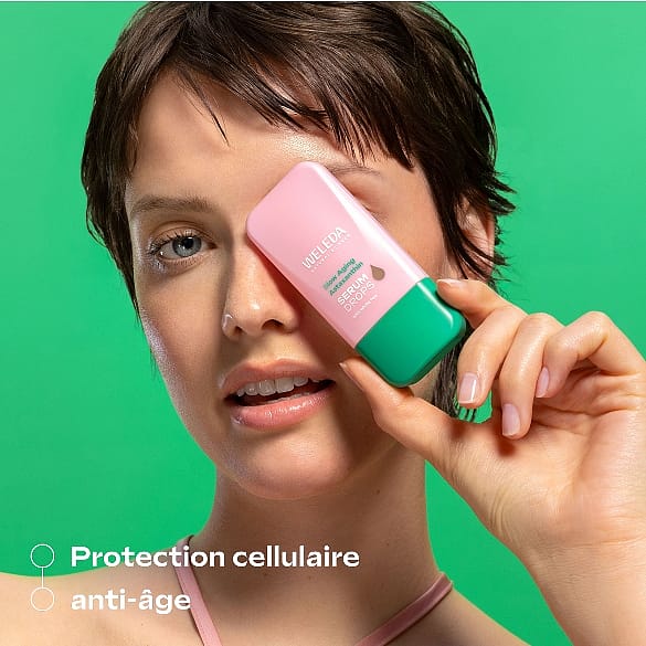 Femme tenant le produit devant son visage