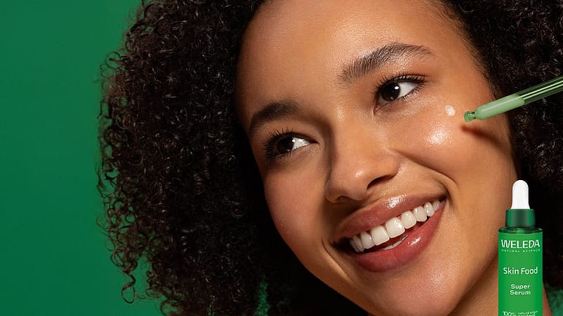 Kvinna med Skin Food Super Serum.