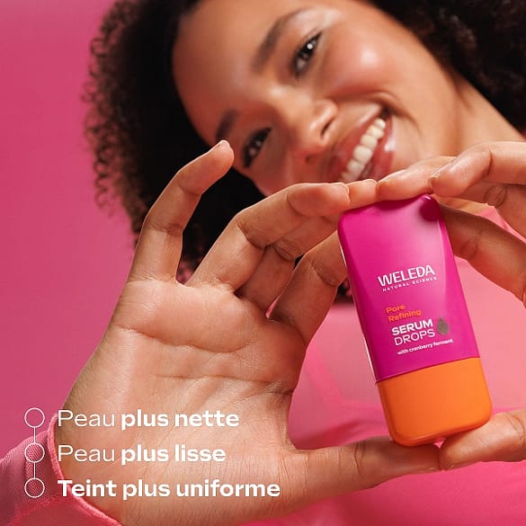 Mannequin montrant le produit à la caméra