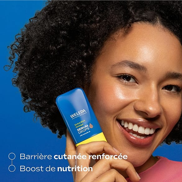 Mannequin montrant le produit à la caméra