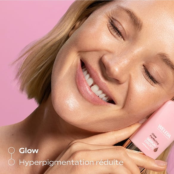 Femme tenant le produit devant son visage