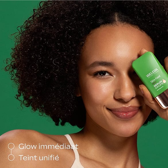 Femme tenant le produit devant son visage