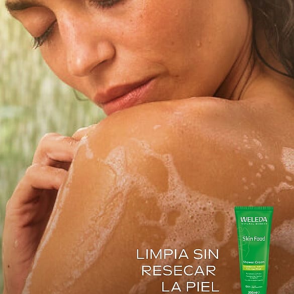 Modelo disfrutando de una ducha usando el Skin Food Gel de Ducha Cremoso