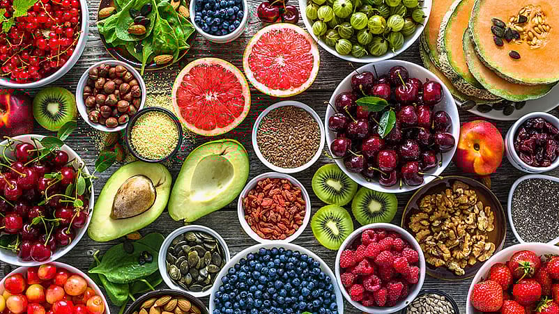 Beaucoup de bols avec des noix et des fruits.