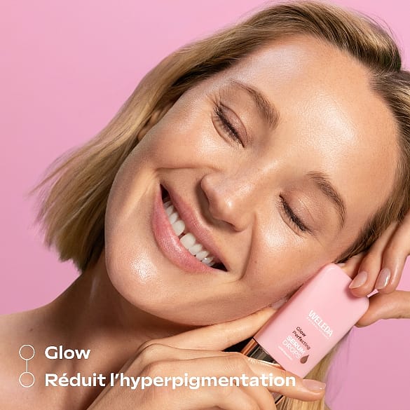 jeune femme blonde montrant le produit