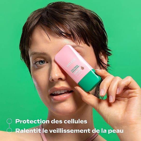 jeune femme montrant le produit