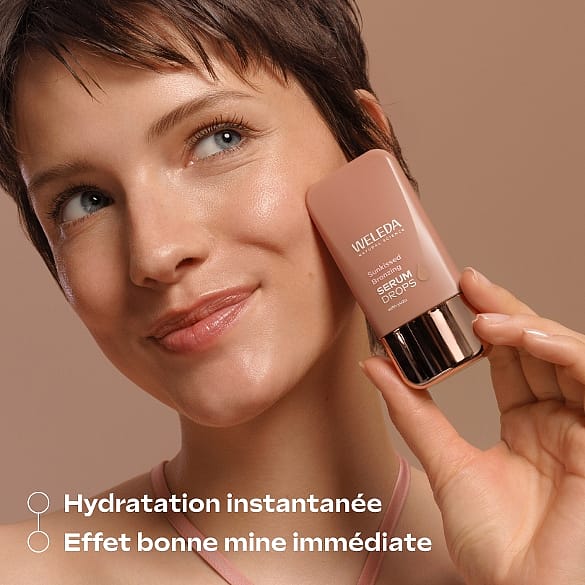 jeune femme cheveux court montrant le produit