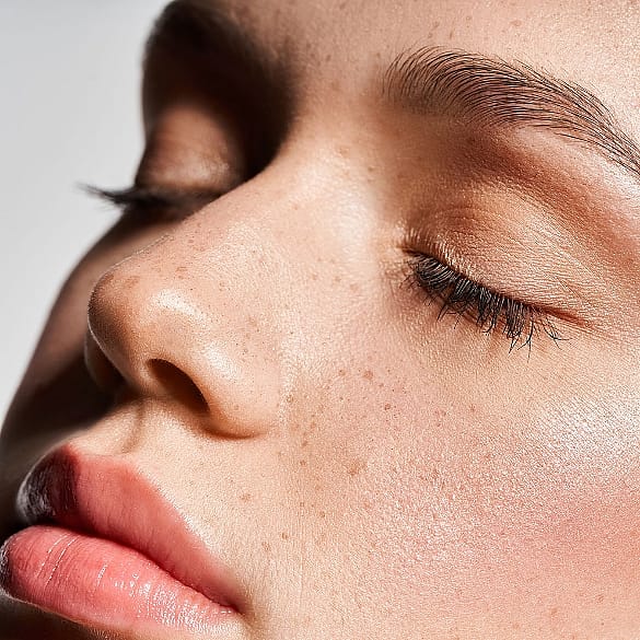 Gros plan du visage d'une femme aux yeux fermés