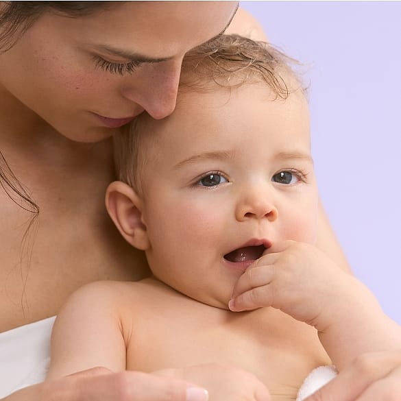 Application lait sur corps de bébé