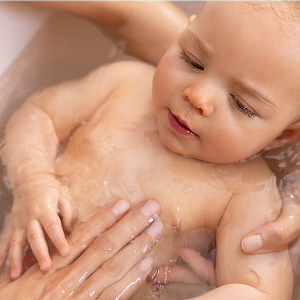 Bébé dans le bain