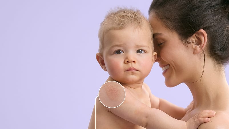 Mamma tiene in braccio un neonato