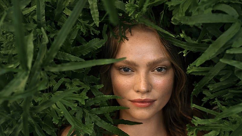 Vrouw met Skin Food in haar handen