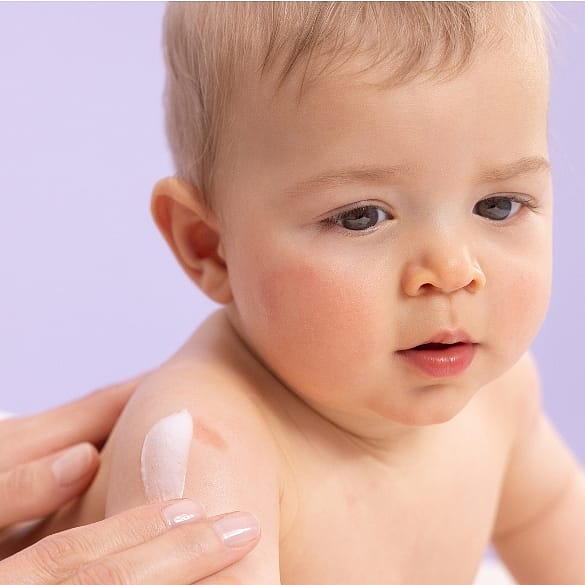 Anwendung Balsam auf Baby