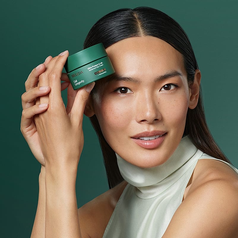 Modele avec le produit dans les mains