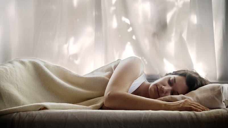 Frau schläft friedlich