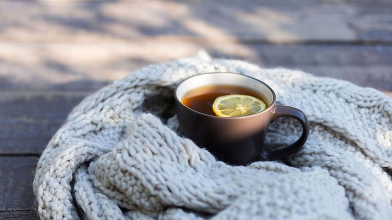 Tasse Tee mit Zitrone