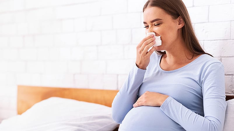 Schwangere Frau mit Schnupfen