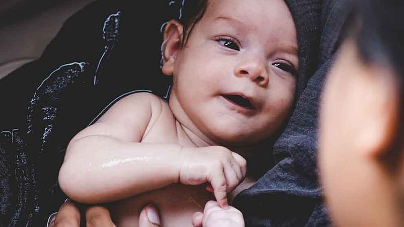 Bébé glisse dans l'eau du bain