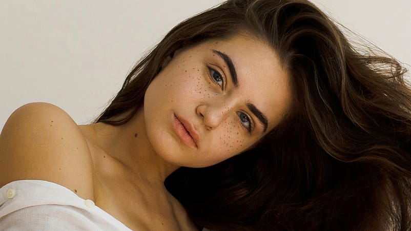 Donna con capelli bruni lunghi