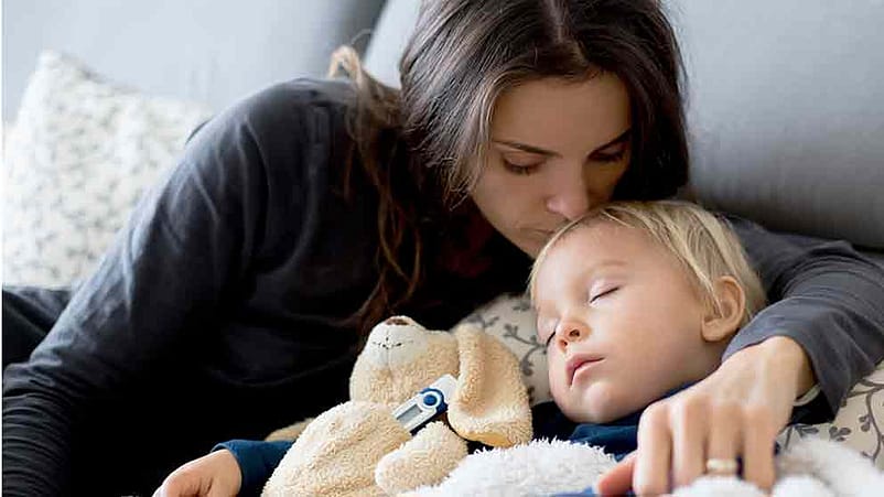 Une mère réconforte son enfant malade