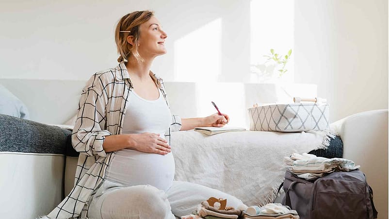 Frau packt Kliniktasche
