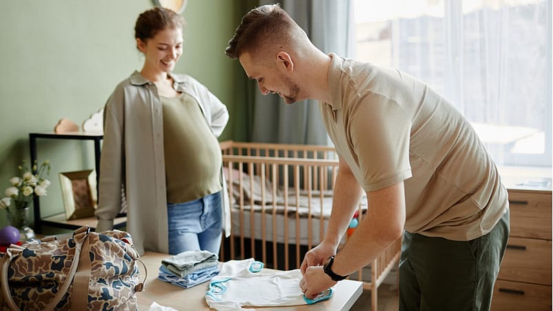 Mann und Frau packen Kliniktasche
