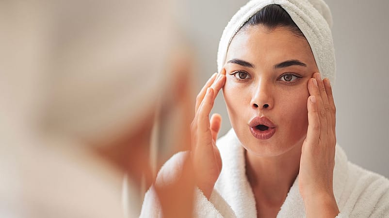 Gesicht einer Frau im Spiegel