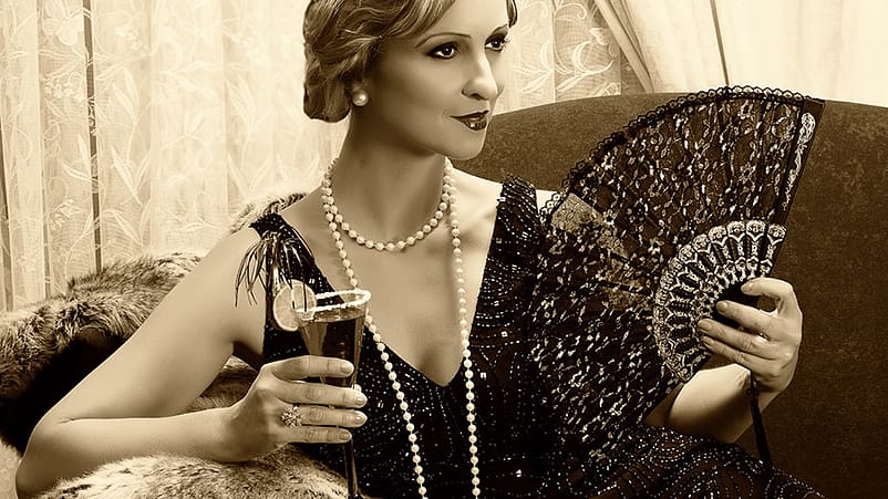 Femme en petite robe noire