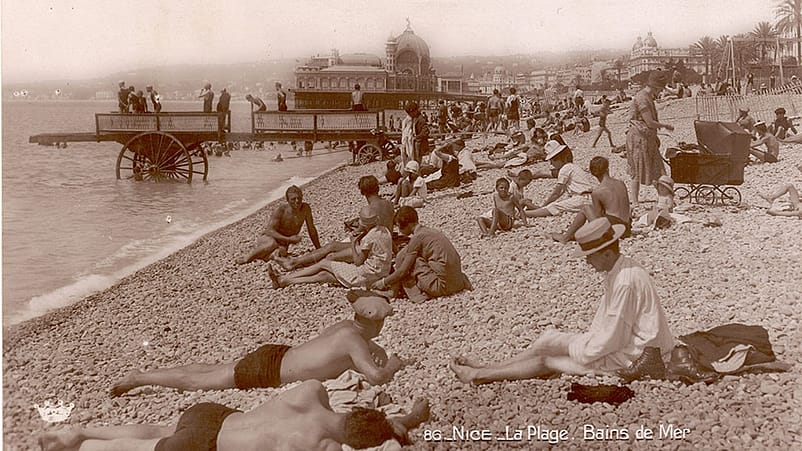 Ancienne carte postale de la plage à Nice