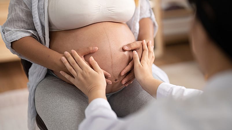 Hände auf Babybauch