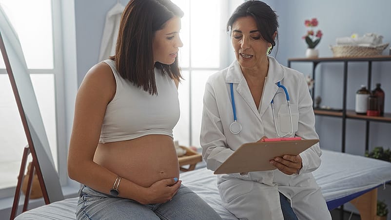Schwangere spricht mit Ärztin