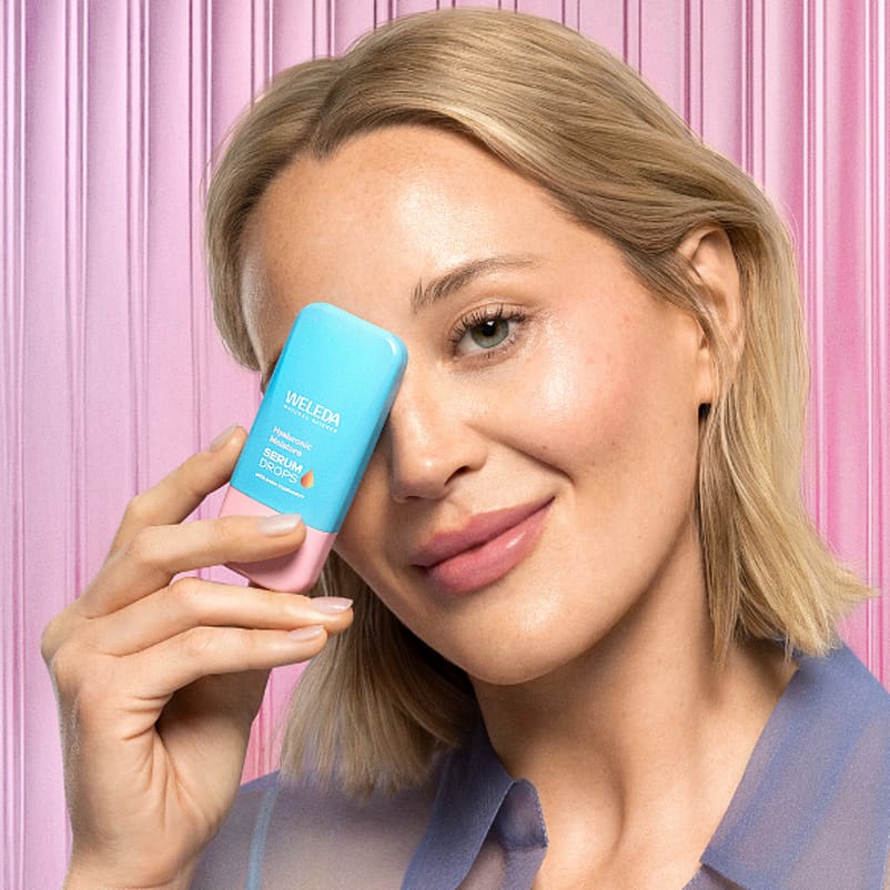 Model houdt Serum Drops vast