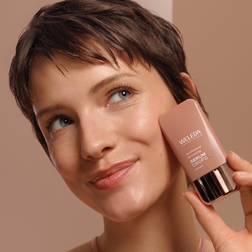 Model houdt product vast