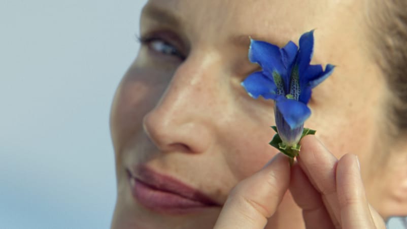 närbild på kvinna med blomma