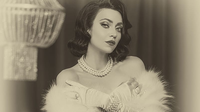 Femme en robe de gala en noir et blanc