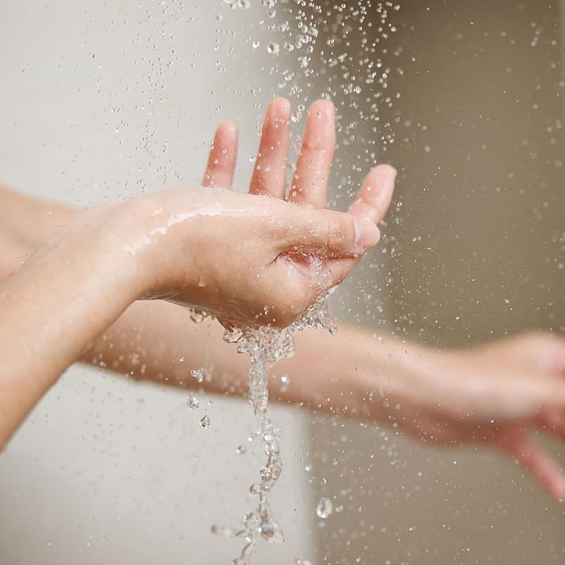 haende in der dusche