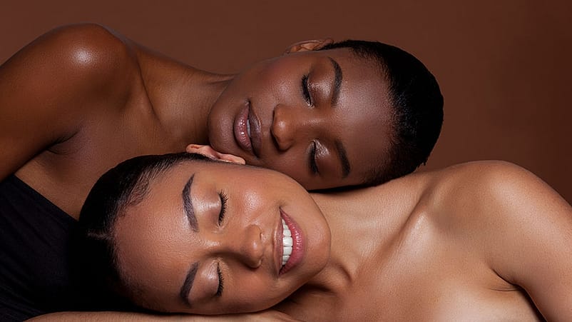 Zwei Frauen entspannen zusammen