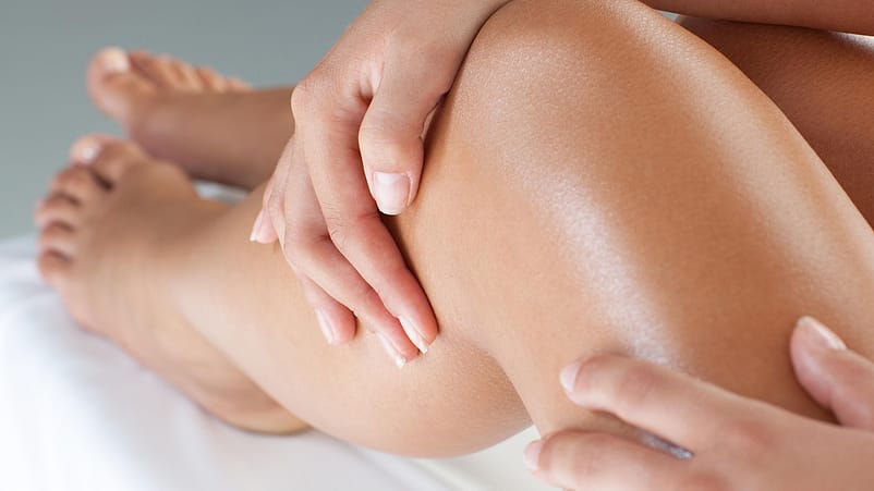 masaje anticelulitico en las piernas con aceite