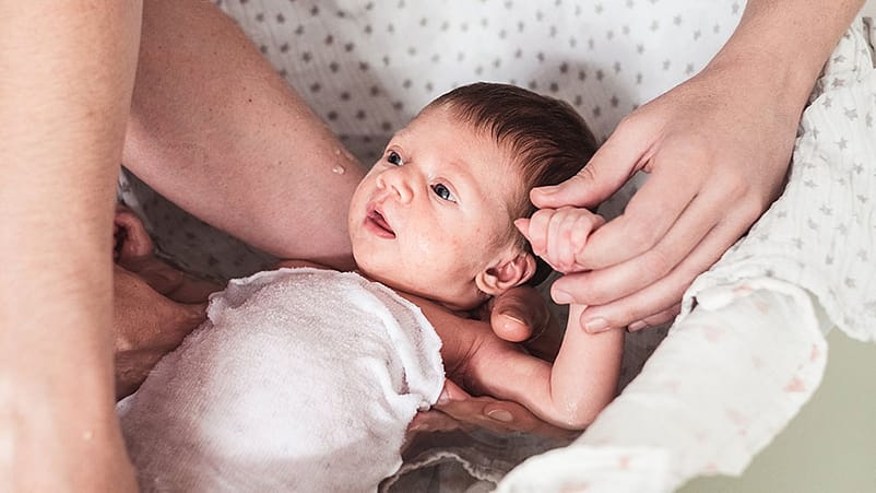 bébé prend un bain