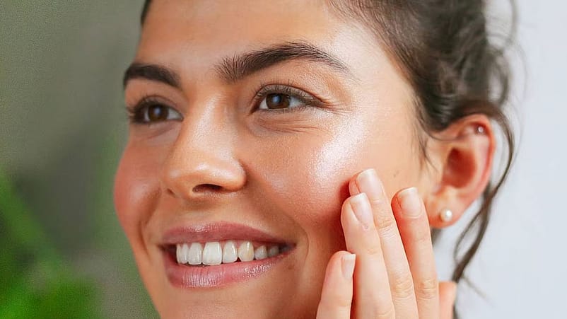 femme qui se crème le visage