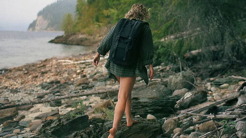 femme pieds nus sur des pierres