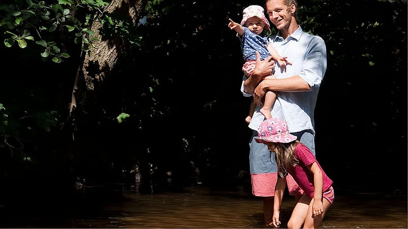 famille dans une rivière