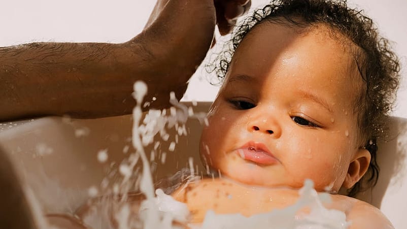 bébé prenant son bain