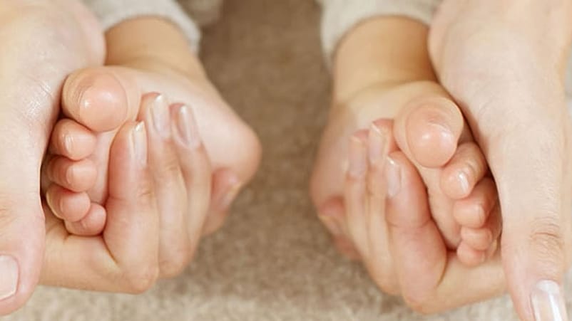 massage pieds des bébés